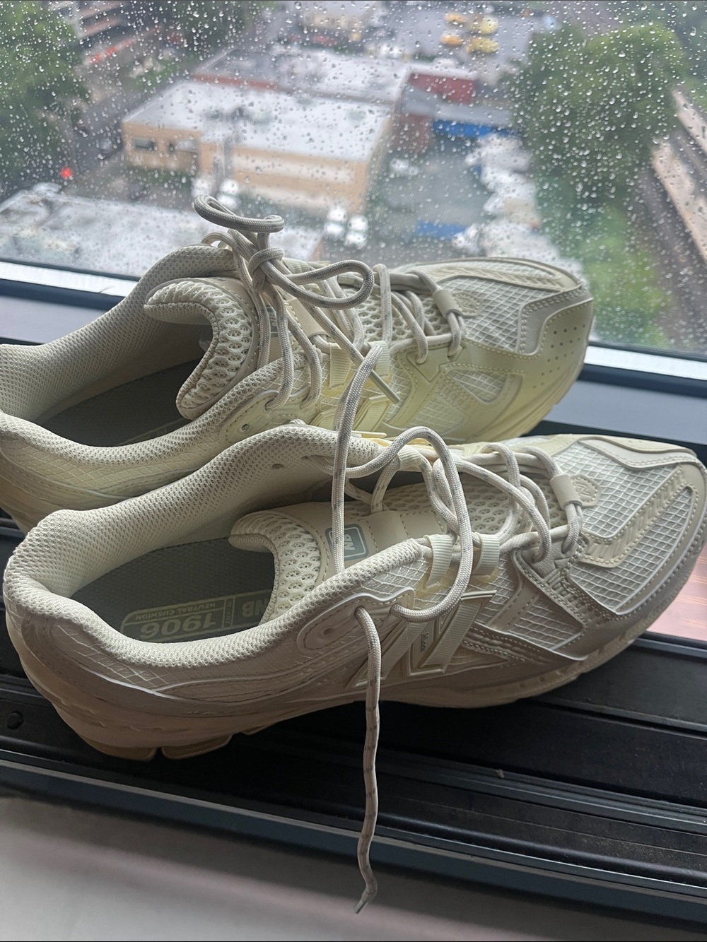 New Balance Women's Cream/Off-White Lace-Up Sneakers